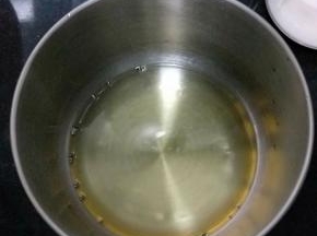 把加热的油倒入打蛋盆内
