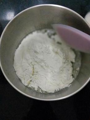 加入过筛的低筋面粉搅匀