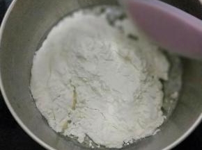 加入过筛的低筋面粉搅匀
