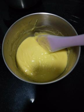 搅匀成细腻的蛋黄糊