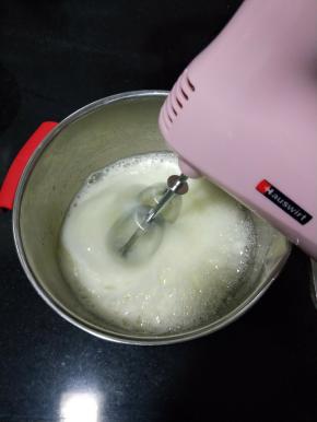 蛋白分三次加糖打发