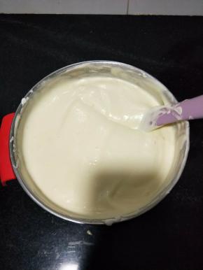 再倒回蛋白盆中继续翻拌均匀