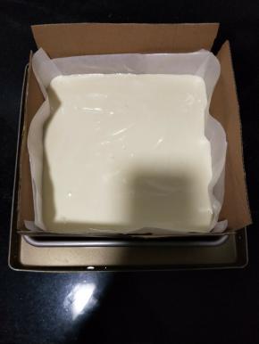 倒入模具中，震出大气泡，表面刮平