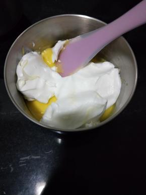取3分之1的蛋白霜至蛋黄糊中混合均匀