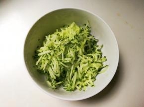 黄瓜擦成丝放在碗中