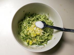 将大葱，半小勺盐放入碗中拌一拌出水