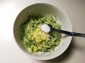 将大葱，半小勺盐放入碗中拌一拌出水