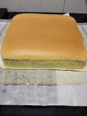 出炉后从烤盘上移至烤网上，撕开四周油纸放凉