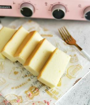 切件享用！口感轻盈细腻，入口即口，简单的味道无穷的回味！