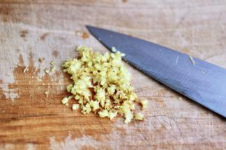 在我们蒸制螃蟹的时候，我们来调制吃螃蟹的蘸料。生姜用刀切碎后