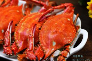 鲜美无比的清蒸螃蟹就上桌咯，配上我们烟台的扎啤，那真是爽歪歪哟