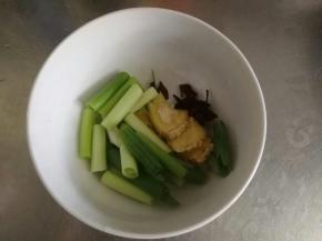 葱切段，姜切片，八角一个