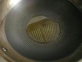锅烧热后放油，中小火