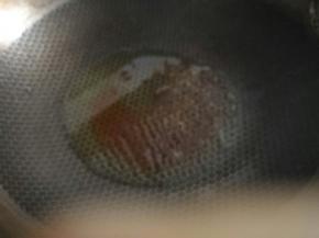 快速炒至冰糖化开冒小泡变轻微褐色