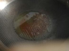快速炒至冰糖化开冒小泡变轻微褐色