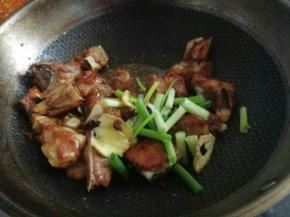 放入葱姜和八角，炒入味后放:料酒，生抽，老抽和醋，翻炒均匀