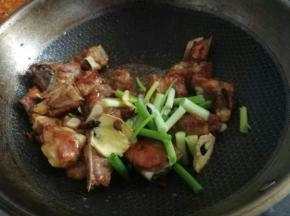 放入葱姜和八角，炒入味后放:料酒，生抽，老抽和醋，翻炒均匀