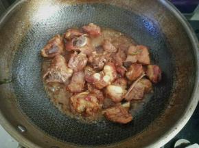 小火慢炖，中间多翻炒几次，防止排骨粘锅，根据排骨的情况炖四五十分钟，基本收干水分，用筷子扎一下，轻松穿透就好了，这时候揭开锅盖，中火收汁