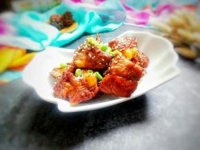 装盘，一盘美味的糖醋排骨就好了，喜欢就不妨试试吧！