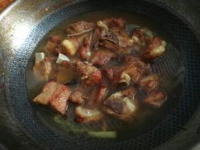 锅中添加没入排骨的热水，盖上盖子