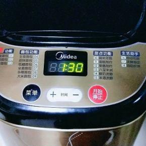 面包机启动发酵功能，时间为机器自动一个半小时！