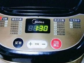面包机启动发酵功能，时间为机器自动一个半小时！