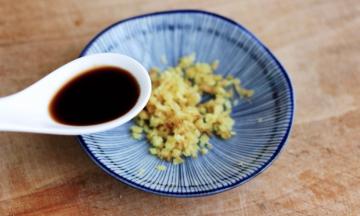 倒入生抽，米醋和老醋调味搅匀即可，海边人吃海鲜讲究个原汁原味，不喜欢用多余的材料来烹制，用生姜作为蘸料是因为螃蟹性寒，但是和生姜一中和就营养翻倍了哟；