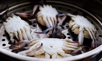 最关键的一步现在和大家分享一下，也许好多宝宝们都没在意，蒸锅里加入适量清水，放入蒸笼后，把洗净的梭子蟹一定要反过来放到蒸锅的笼屉上哟，因为螃蟹在蒸煮的过程中，螃蟹的蟹黄会因为蒸锅的热度和火候释放出来，如果不把螃蟹这样反过来，蒸熟后的螃蟹的蟹黄会全部流出来哟，那可真是暴殄天物哟，嘻嘻，大家看看自己在蒸螃蟹的时候，螃蟹放对了吗；