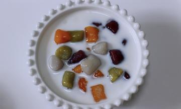 在碗里先倒入椰浆