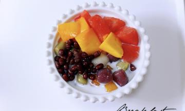 最后加入煮熟的红豆就可以食用了