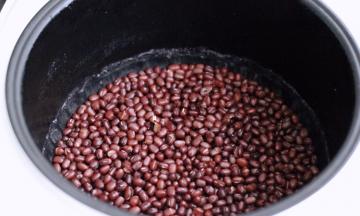 把煮熟的红豆盛出备用