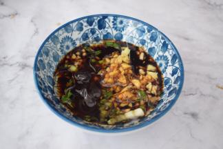 加入味极鲜酱油、蚝油、香油