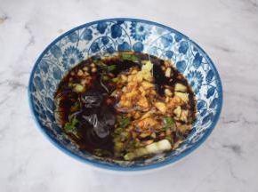 加入味极鲜酱油、蚝油、香油