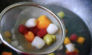 捞出沥干水分备用