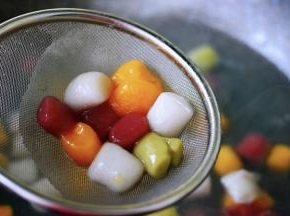 捞出沥干水分备用