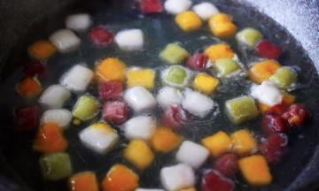 锅中加入适量清水煮沸后，放入芋圆开始煮、看见芋圆全部漂浮在水面上就可以关火了