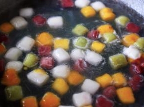 锅中加入适量清水煮沸后，放入芋圆开始煮、看见芋圆全部漂浮在水面上就可以关火了