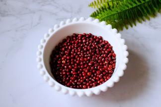 首先准备好红豆，提前浸泡一夜