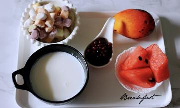 备齐椰浆，西瓜和芒果，芋圆是我提前做的，放在冰箱冷冻的