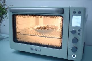 把花蛤放入预热好的北鼎烤箱，选择烹饪烤220度，中层20分钟