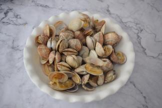 花蛤烤15分钟基本都开口了，取出倒掉一半的汤汁