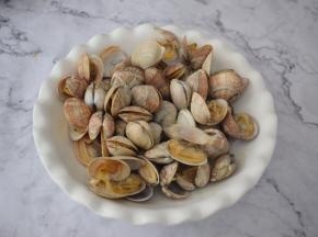 花蛤烤15分钟基本都开口了，取出倒掉一半的汤汁