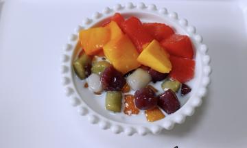 再放入提前切好的西瓜块和芒果块