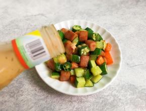 出锅盛盘淋入法式沙拉酱