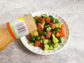 出锅盛盘淋入法式沙拉酱