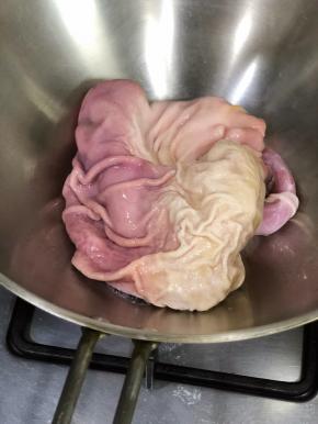 把猪肚放入热锅中。