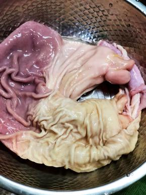 先用清水冲洗一下，此刻外表滑滑粘粘的，下面我教大家一种快捷又干净的清洗猪肚的方法。