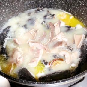 把猪肚取出切条状，继续煲，要留意猪肚的软硬口感哦，我本人不太喜欢太软烂的猪肚，我喜欢有点嚼劲的。所以我再加了10分钟就出炉了。放很少很少的盐。