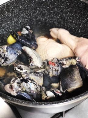 锅中放入所有的食材，先用大火煲30分钟