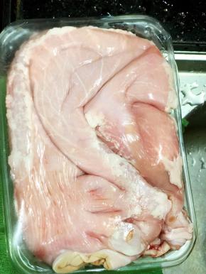 购买新鲜的猪肚，不要选择急冻的，它会有一股味道。